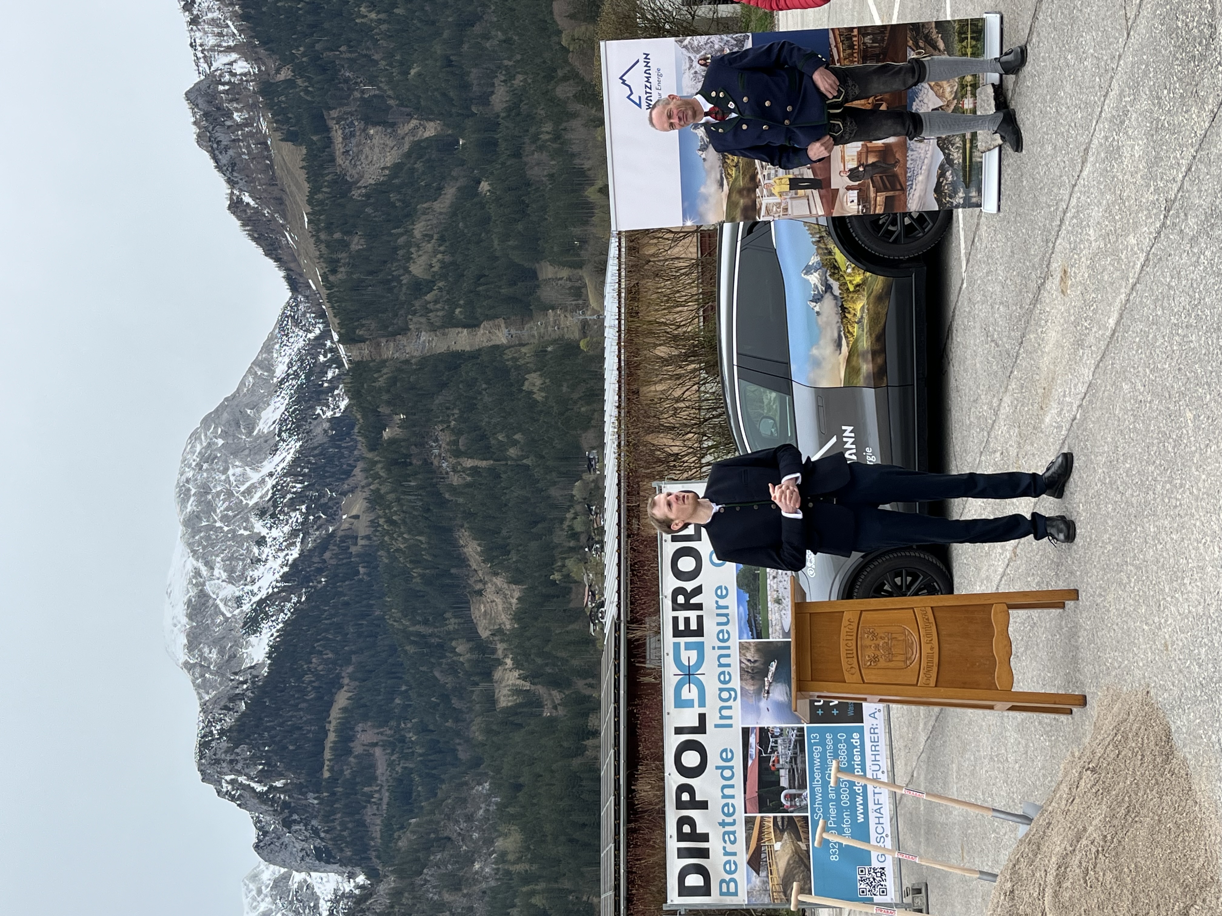 Ein Mann hält eine Rede zum Spatenstich der PV-Carportanlage am Königssee.
