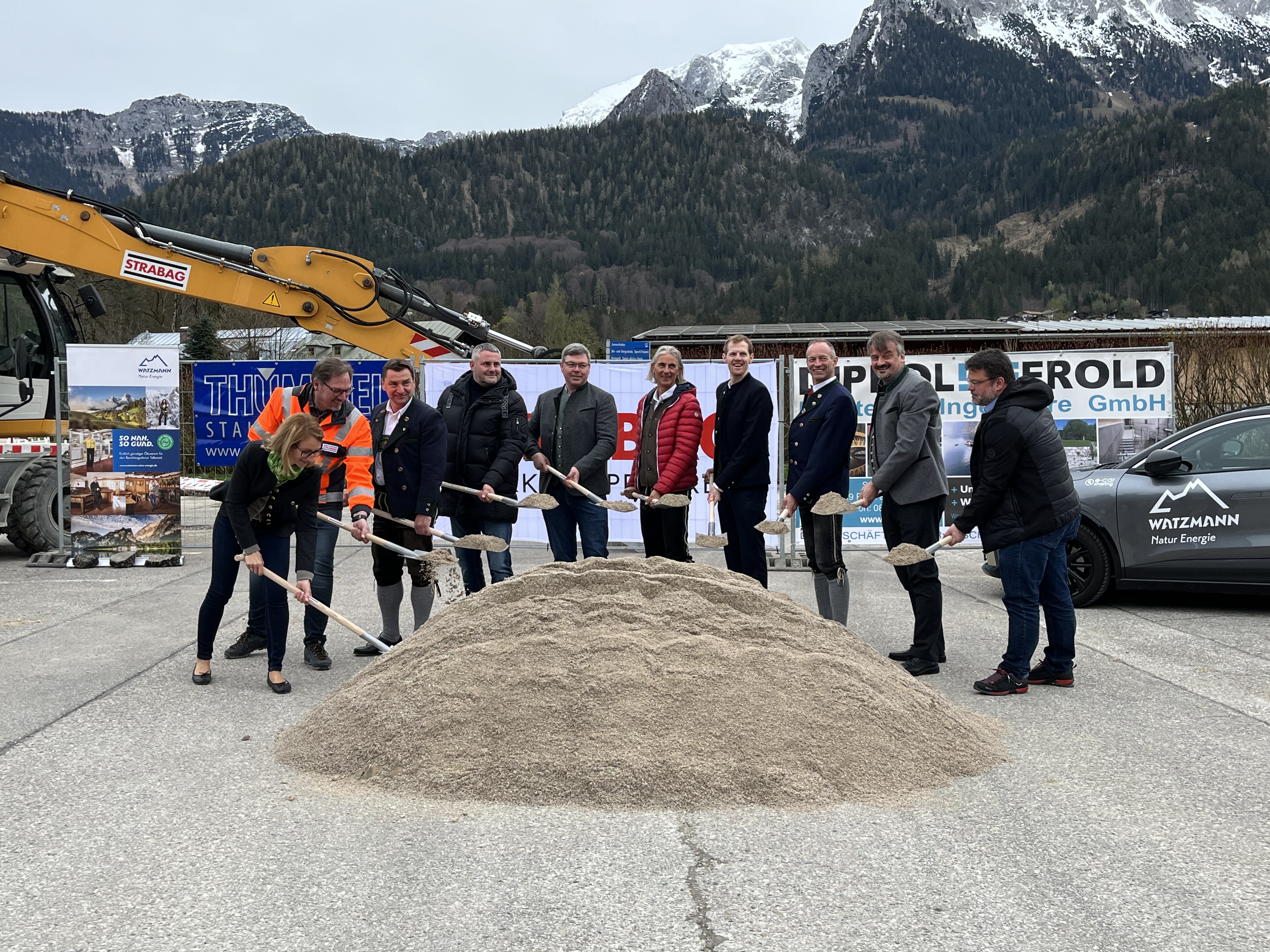 Zehn Personen beim Spatenstich für die Photovoltaik-Carportanlage in Schönau am Königssee.