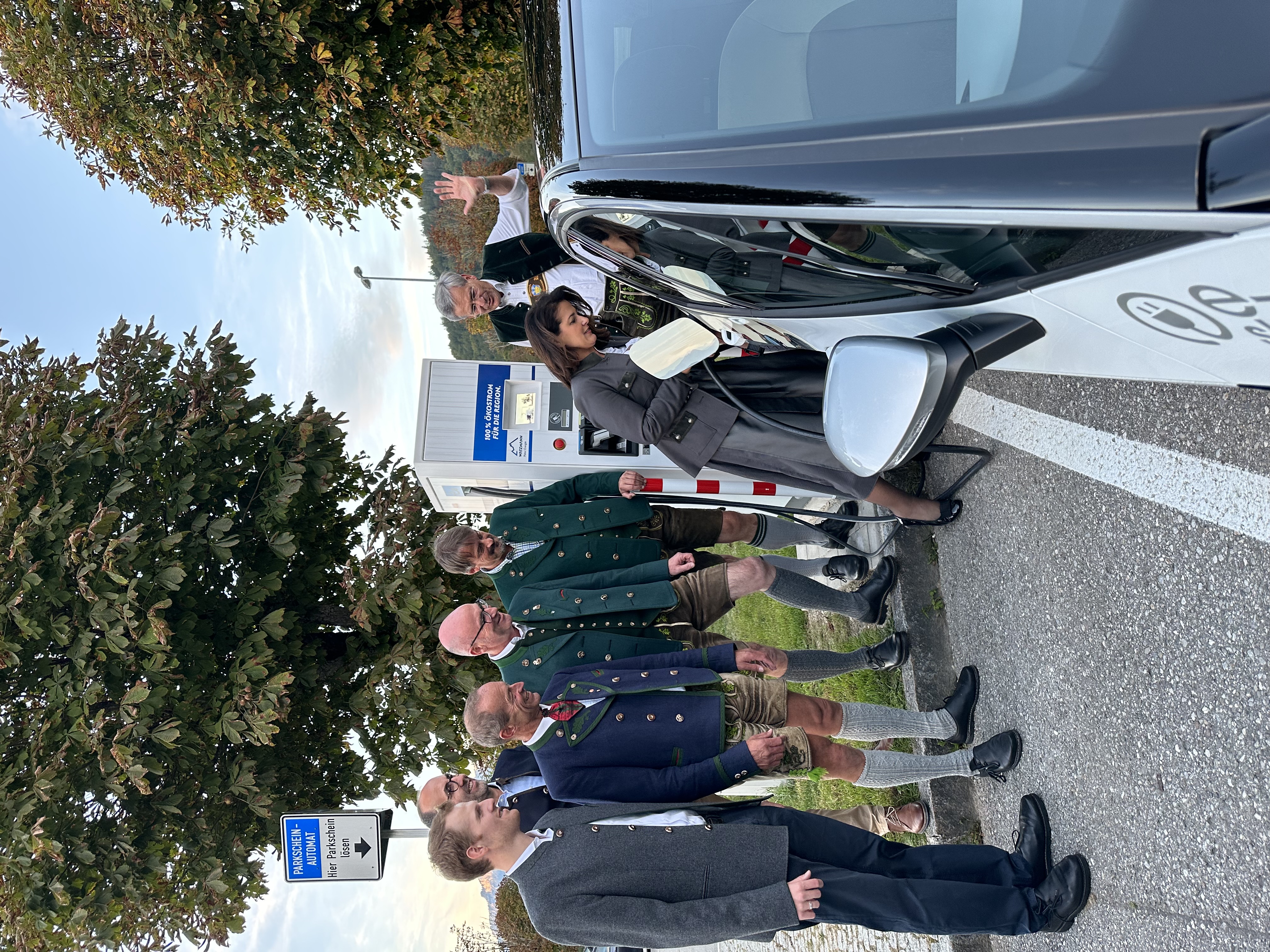 Sieben Personen neben einem E-Carsharing Fahrzeug der Watzmann Natur Energie zur Eröffnung des Ladeparks und Start des E-Carsharings am Königssee.