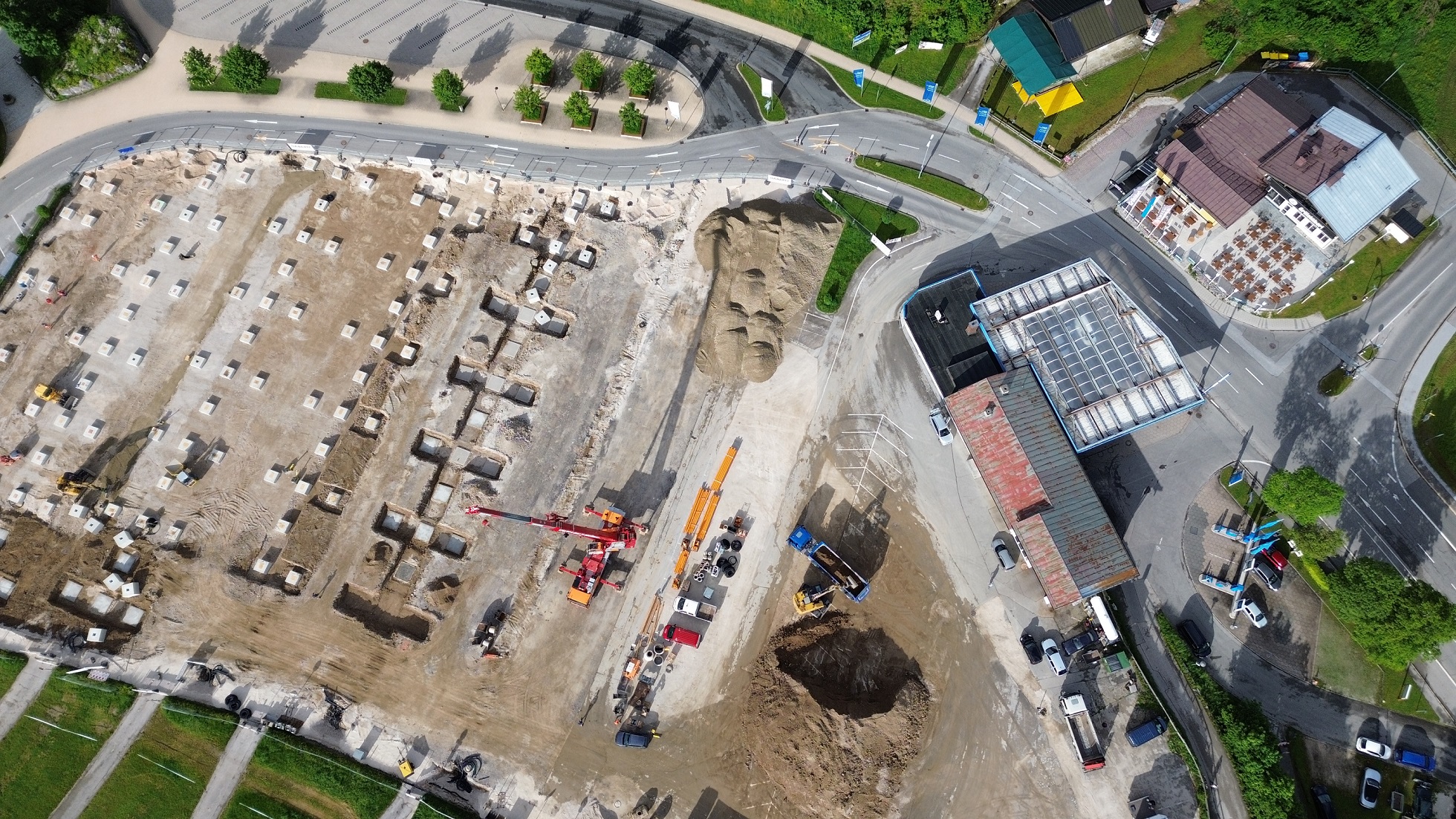 Drohnenaufnahme der Baustelle für die Photovoltaik-Carportanlage mit Ladestationen am Königssee.