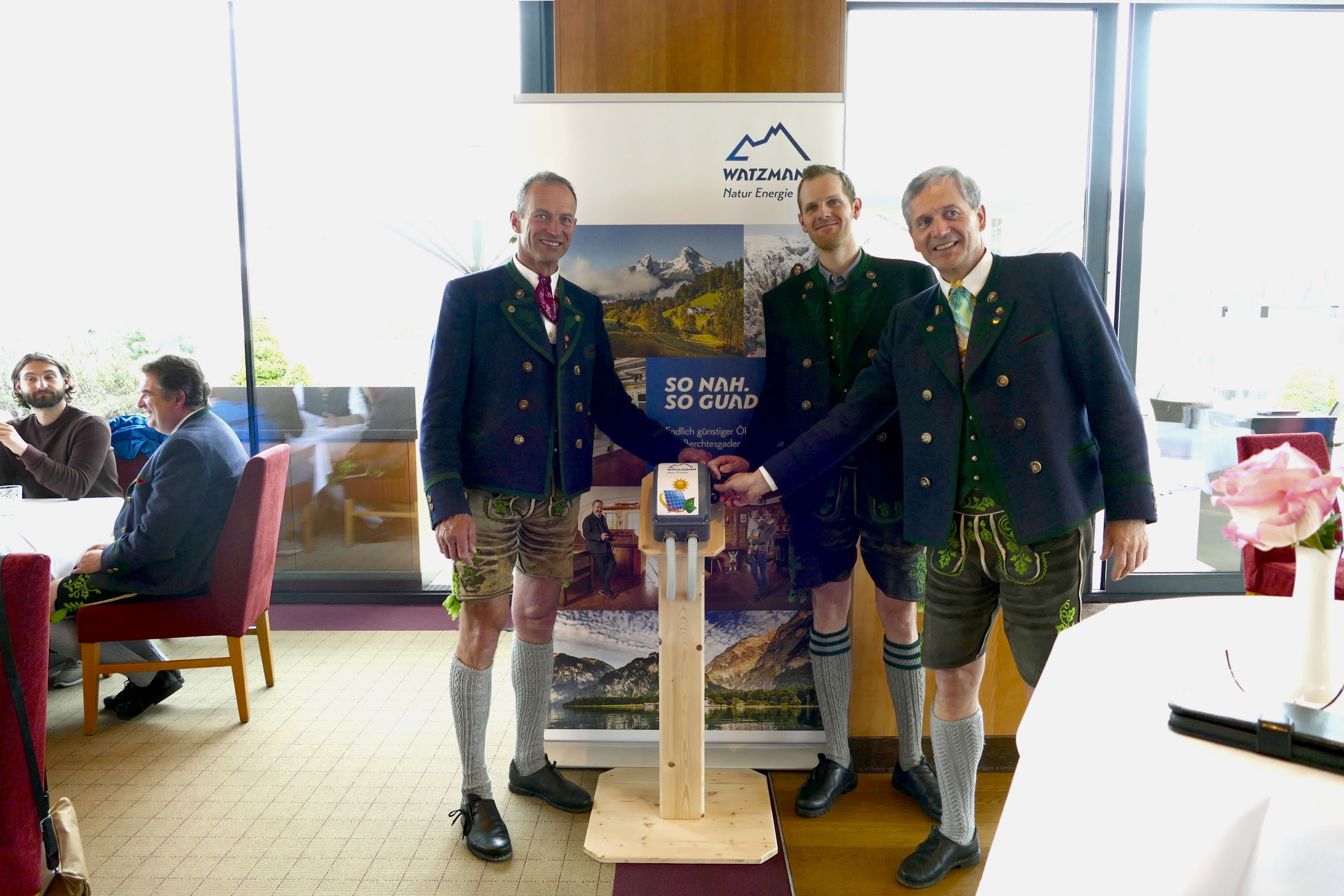 Drei Männer in Lederhose eröffnen die PV-Dachanlage der Watzmann Natur Energie auf dem AlpenCongress.