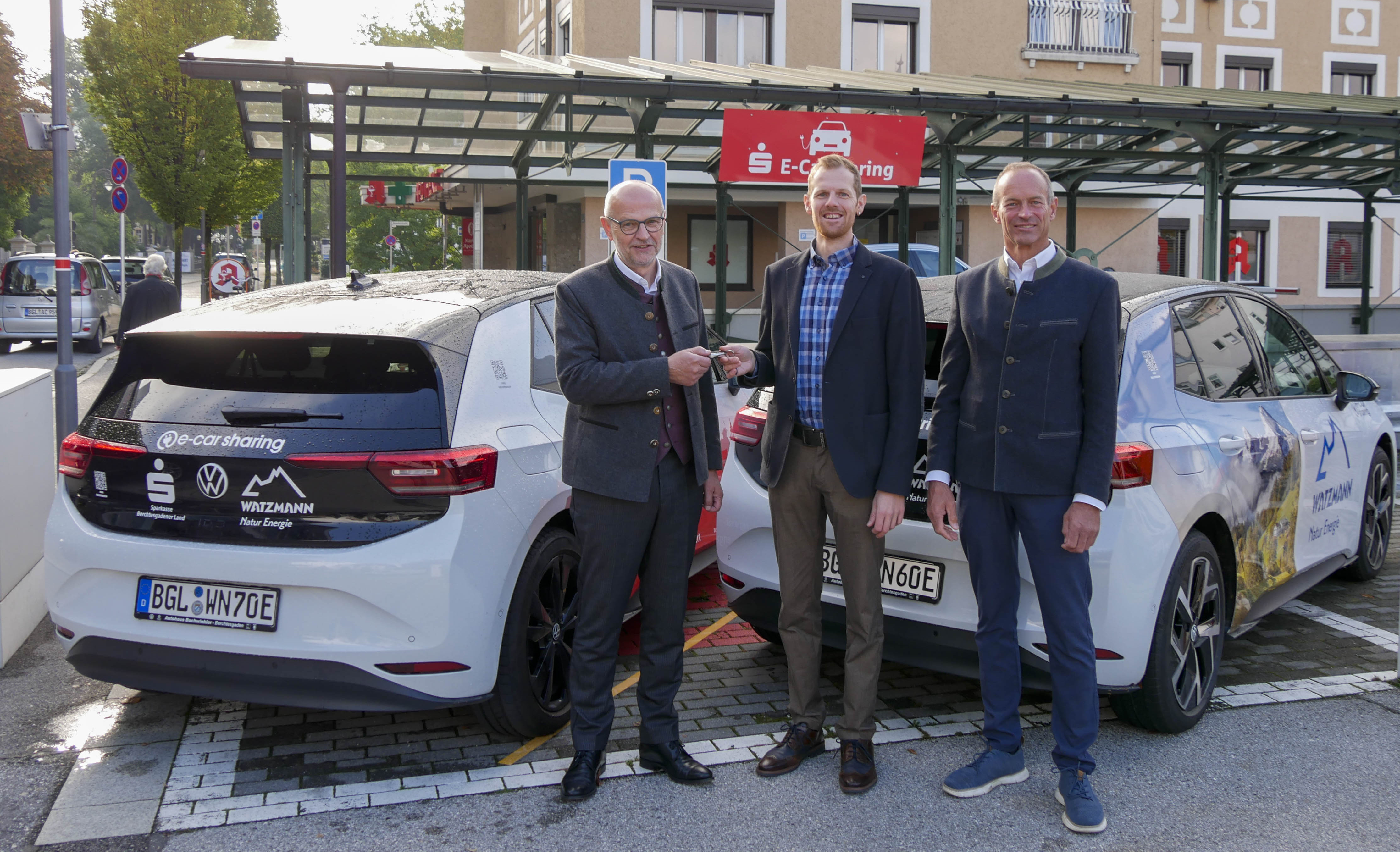 Zehn Personen beim Spatenstich für die Photovoltaik-Carportanlage in Schönau am Königssee.